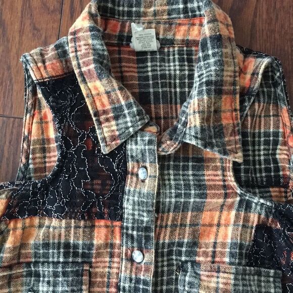 Gimmicks cold shoulder flannel. XS - Picture 2 of 5